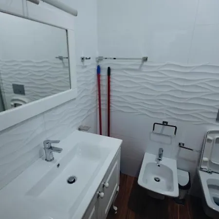 Apartament Shallvaret Center